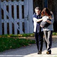 Nicolas Sarkozy and wife Carla Bruni taking a stroll with Giulia | Picture 113951